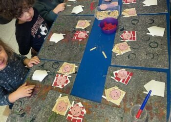 Réalisation des maisons des trois petits cochons en arts