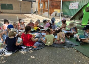 Moments de détente dans la cour